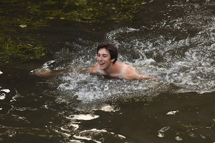 Gli studenti di Cambridge festeggiano tuffandosi nel fiume 11