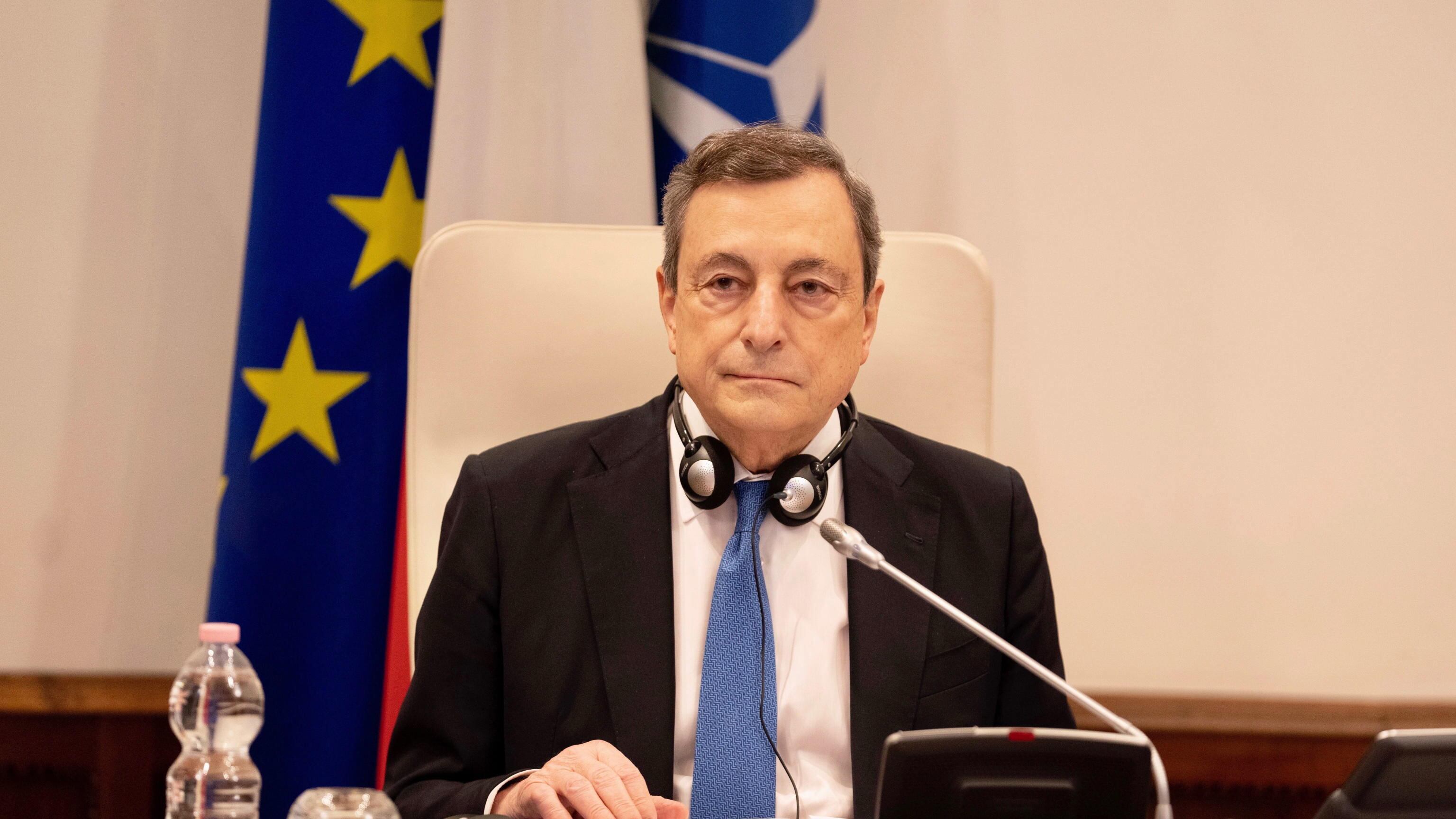 Draghi spiazzato dal diktat: "Putin vuole spaccare l'Ue"