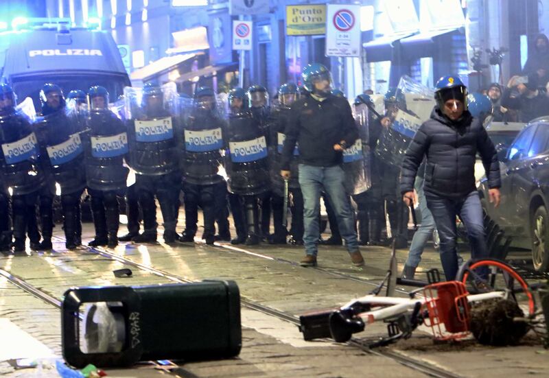 Gli scontri tra anarchici e polizia a Milano per Cospito 3