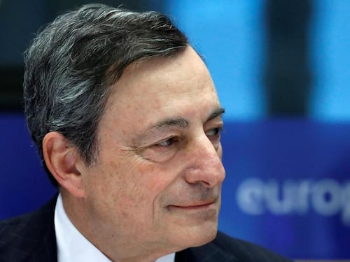 Bce, Draghi dice no alla Germania: "La stretta monetaria ora non è giustificata"