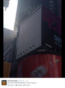 PornHub mette ko Times Square: "All you need is hand" 3