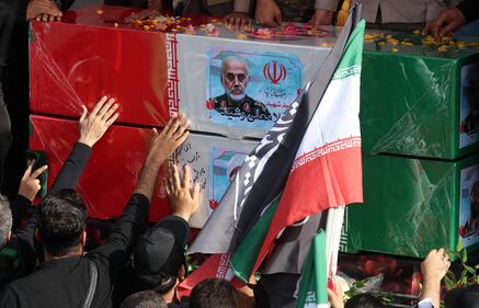 Teheran scende in piazza per i funerali dei "martiri" della guerra dei 12 giorni 2