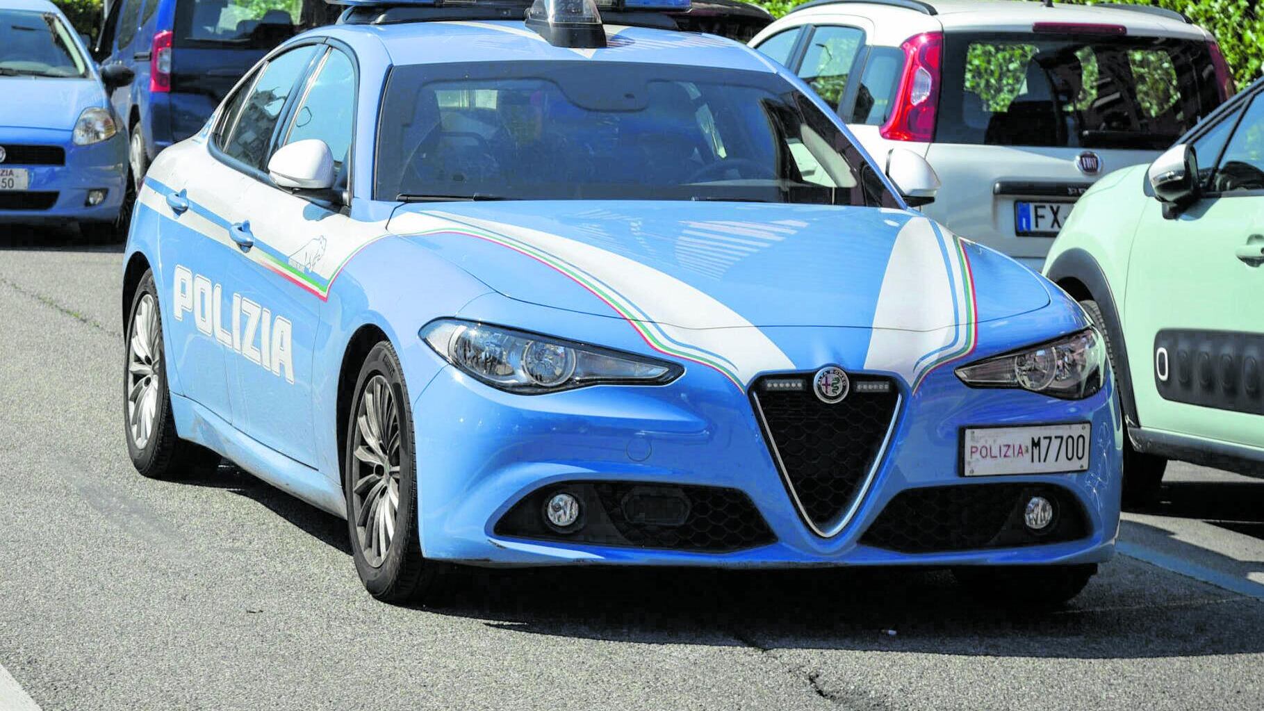 Le strappano due collane alla fermata M4 Policlinico