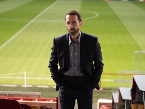 In anteprima esclusiva su Timvision Play arriva "Dear England" con Joseph Fiennes