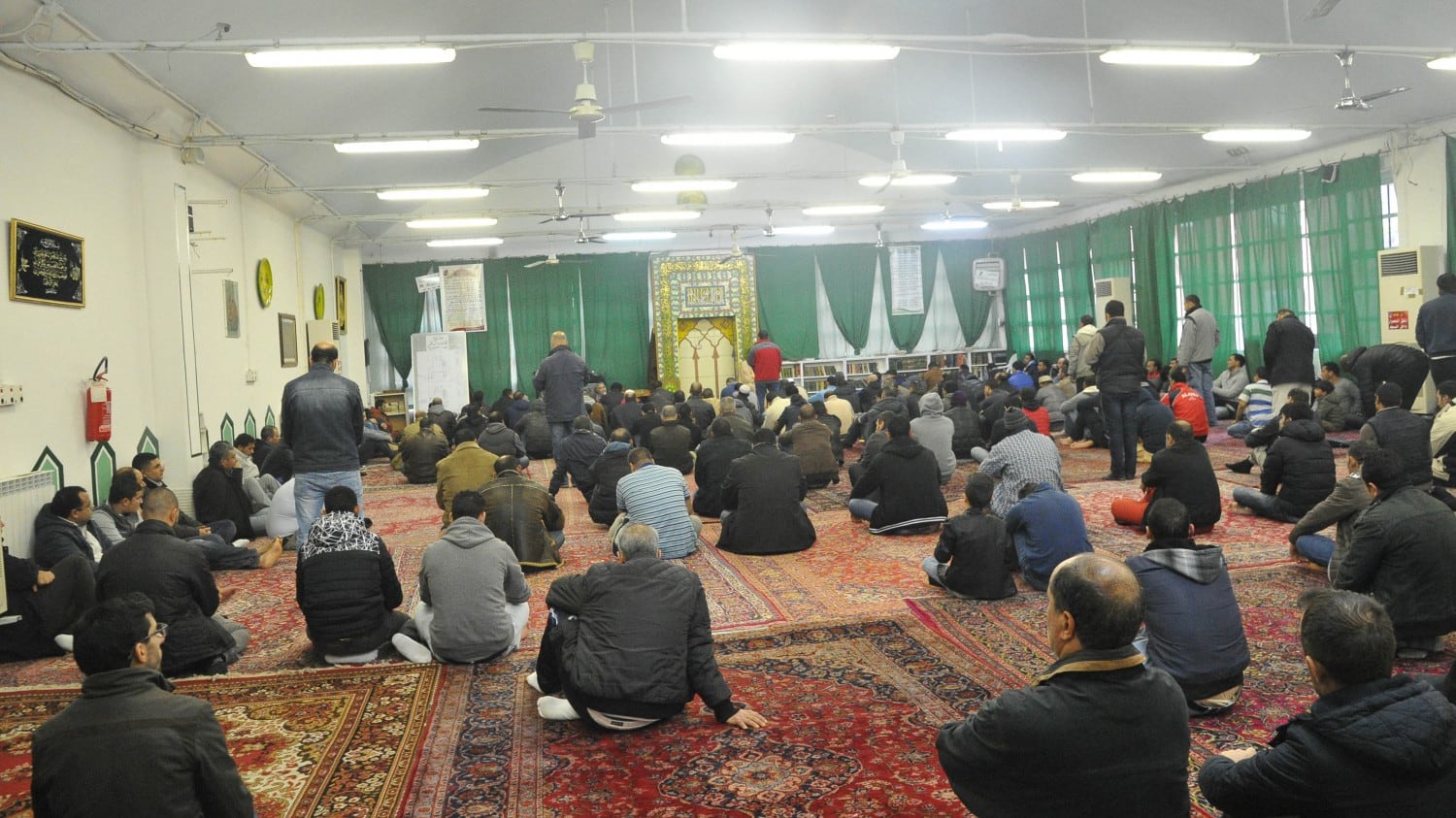 Ex depositi e macellerie: le moschee segrete spaventano la Lombardia