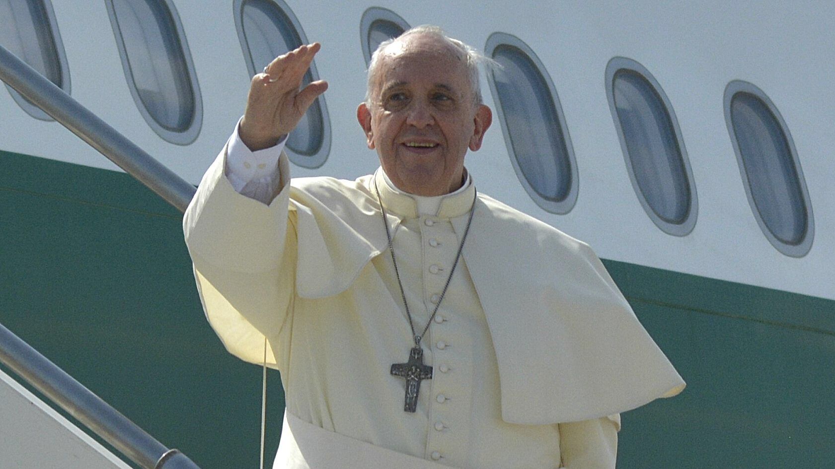 Papa Francesco, notte tranquilla e condizioni stabili: "Prosegue le terapie"