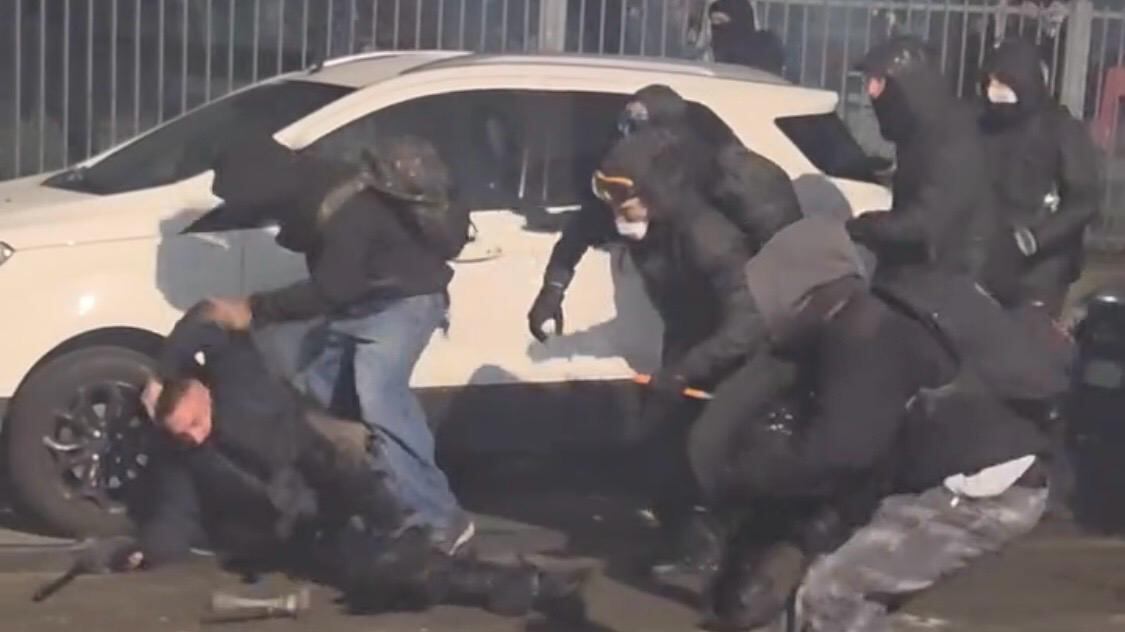 Incensurato, cameriere e anarchico: chi è Angelo Simionato, in carcere per l’aggressione al poliziotto