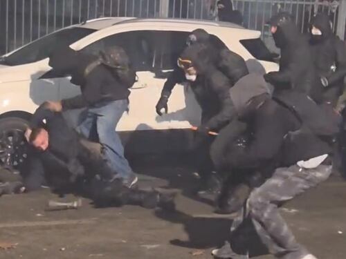 Incensurato, cameriere e anarchico: chi è Angelo Simionato, in carcere per l’aggressione al poliziotto