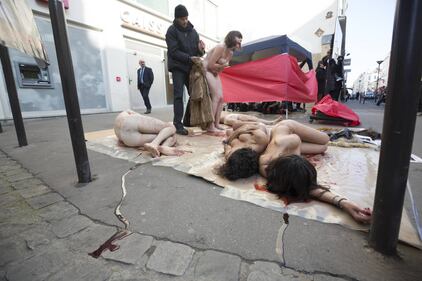 La protesta choc "insanguina" Parigi 8