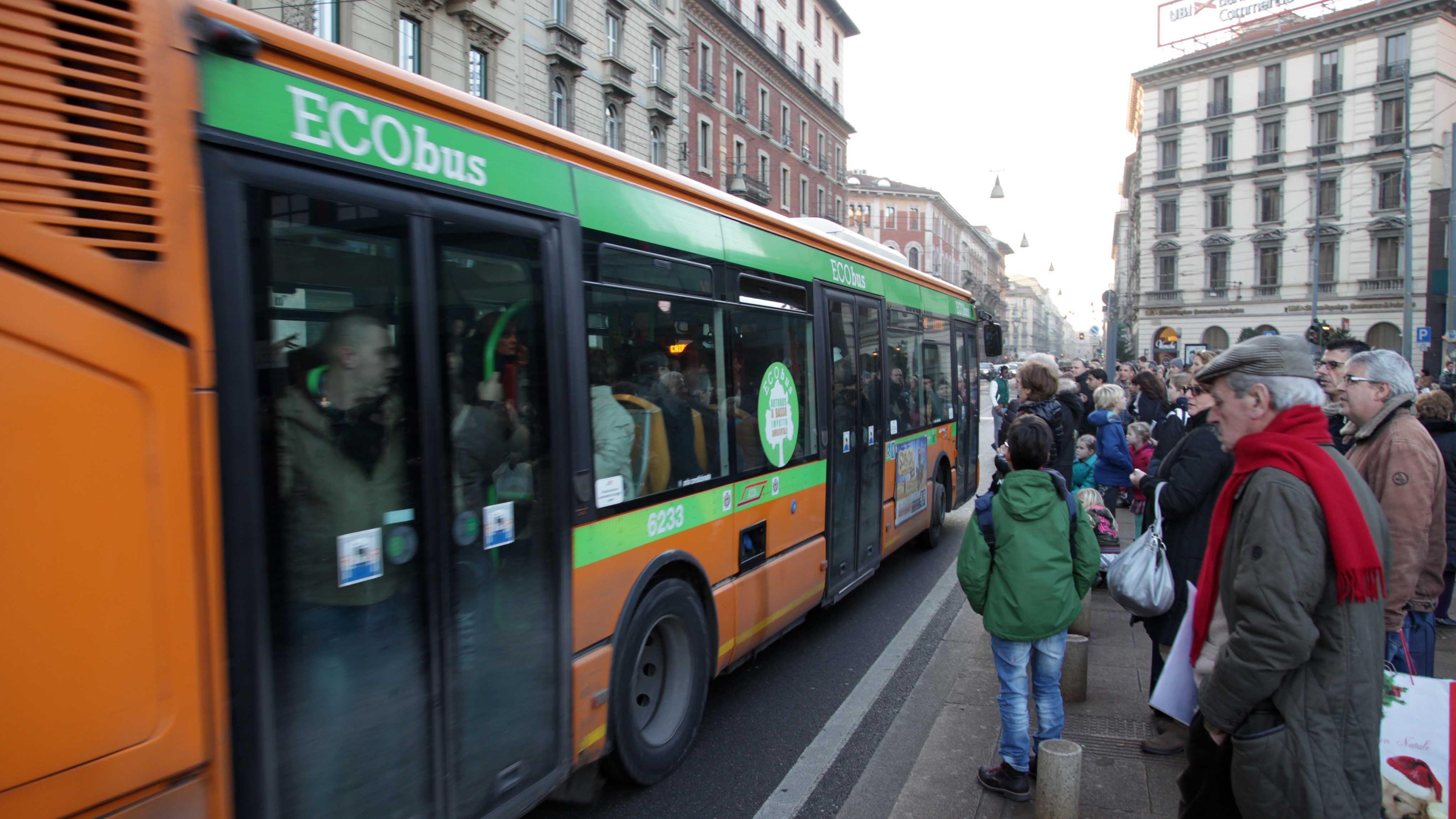 Donna sotto il metrò, città bloccata