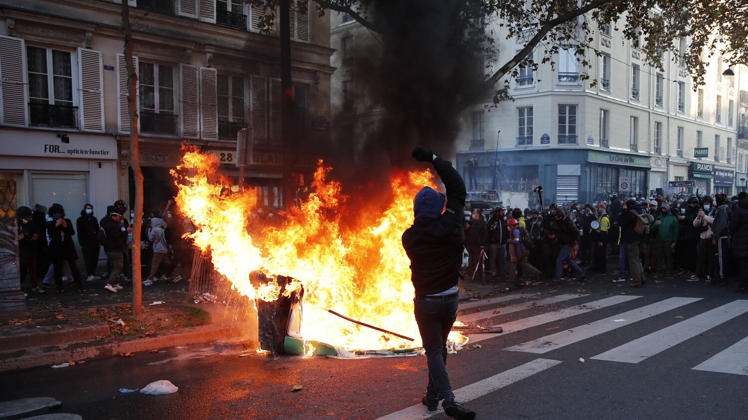 Violenti scontri in Francia, manifestanti contro legge su sicurezza