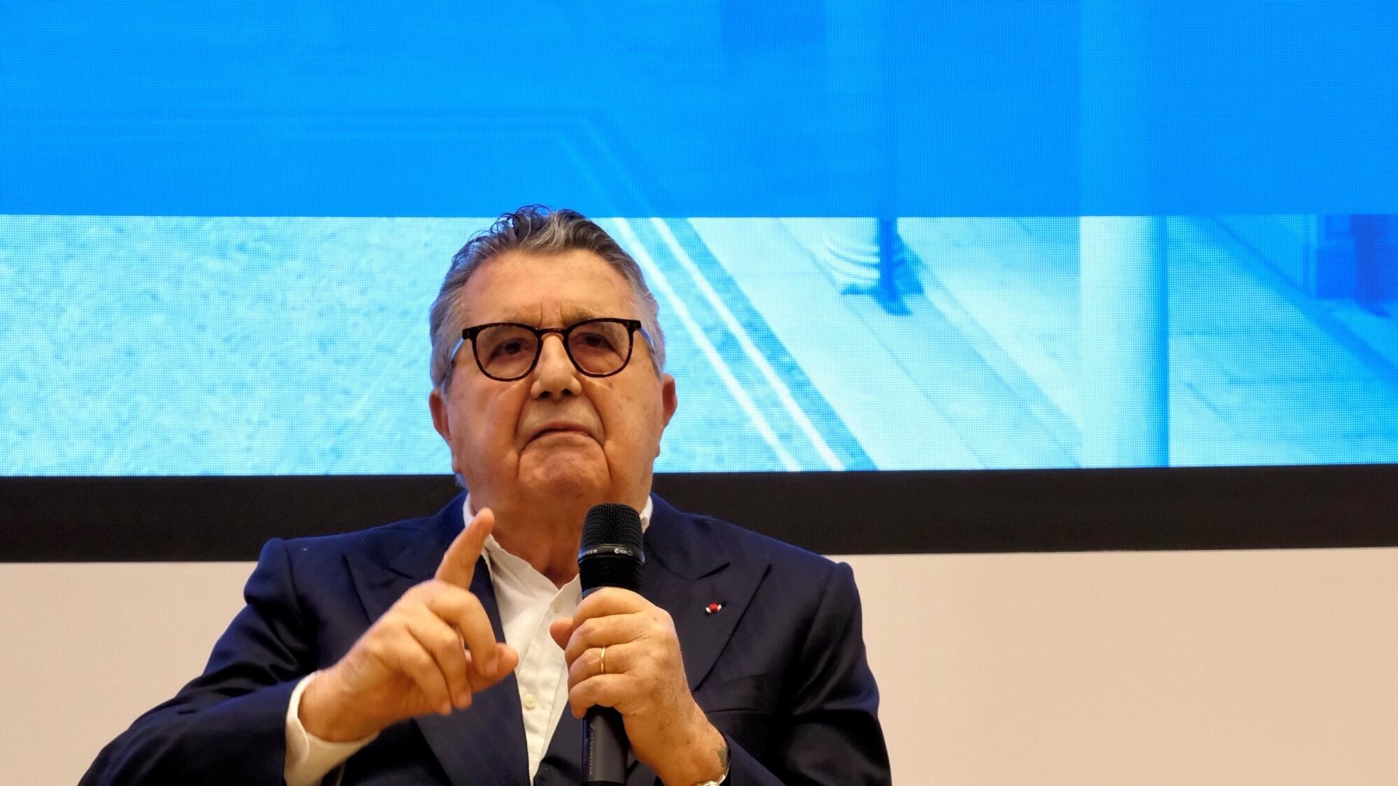 Il solito livore di De Benedetti: "Meloni dimostra demenza La destra? Massa di ignoranti"