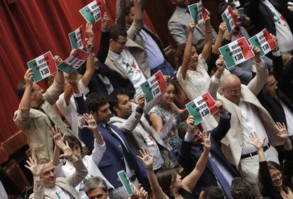 Bagarre alla Camera: dal M5S proteste, insulti e sfottò 2