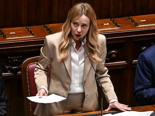 Lo schiaffo di Meloni a M5s: “Dite agli Usa imperialisti ma poi correte a pranzo con Zampolli”. E sul campo largo: “Non mi fate morale su difesa e interesse Italia”