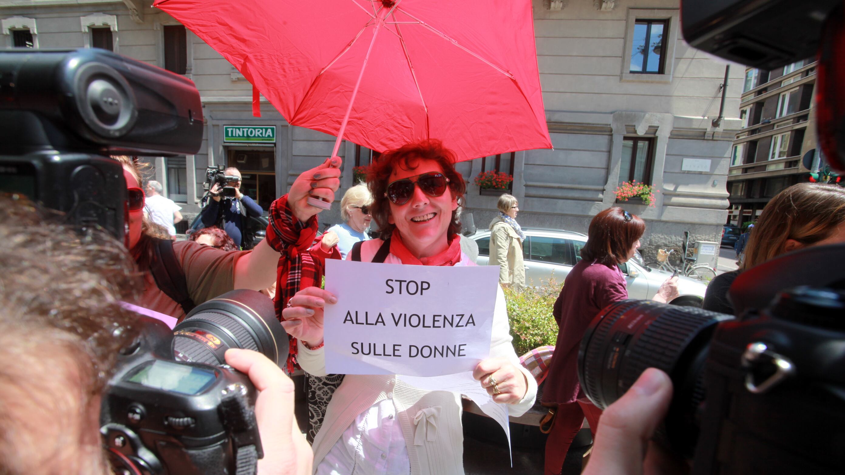 In duecento al flash mob per le vittime di violenza