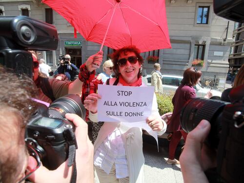 In duecento al flash mob per le vittime di violenza