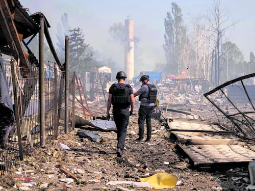 Raid sul deposito e strage a Kiev. “Putin vuole allargare la guerra”