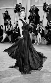 Venezia 72, Alessandra Ambrosio incanta con l'abito trasparente 24