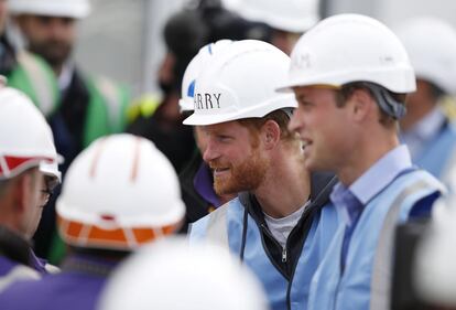 William e Harry, principi muratori per un giorno 7