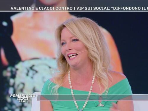 Flavia Vento: "Prego sette ore al giorno, il sesso è una cosa triste"