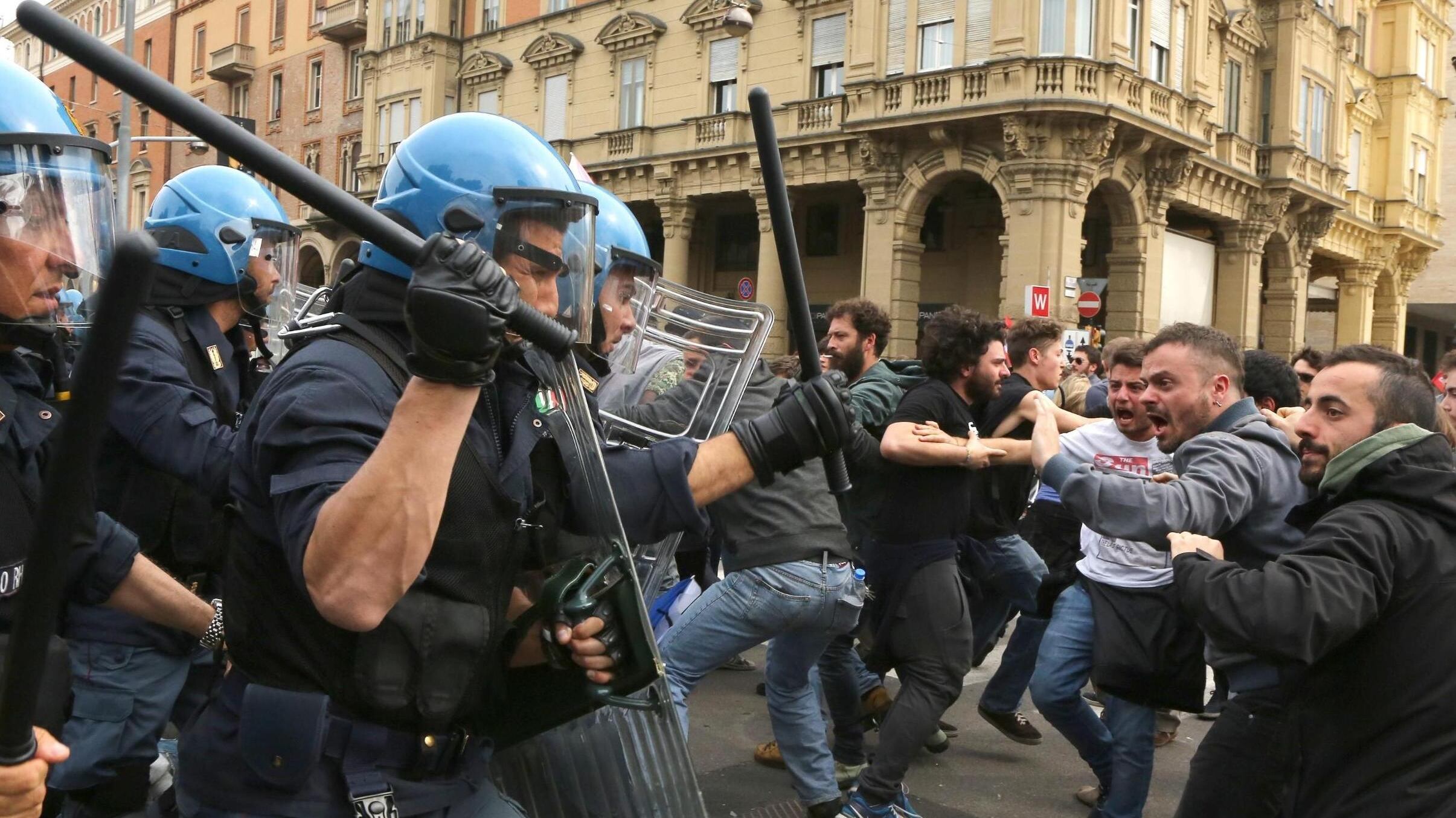Oggi la convalida per i 5 arrestati Scontri a Bologna