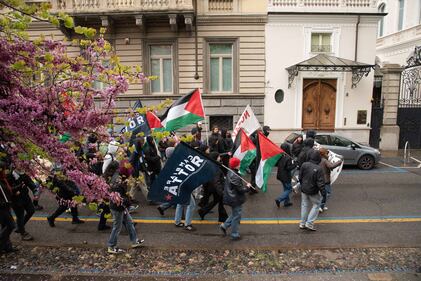 Centri sociali, anarchici e attivisti tentano di sfondare i cordoni di polizia: 30 identificati 13