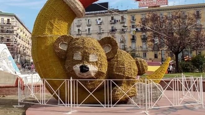 Le luci di Natale arrivano a Scampia. E il degrado sociale?