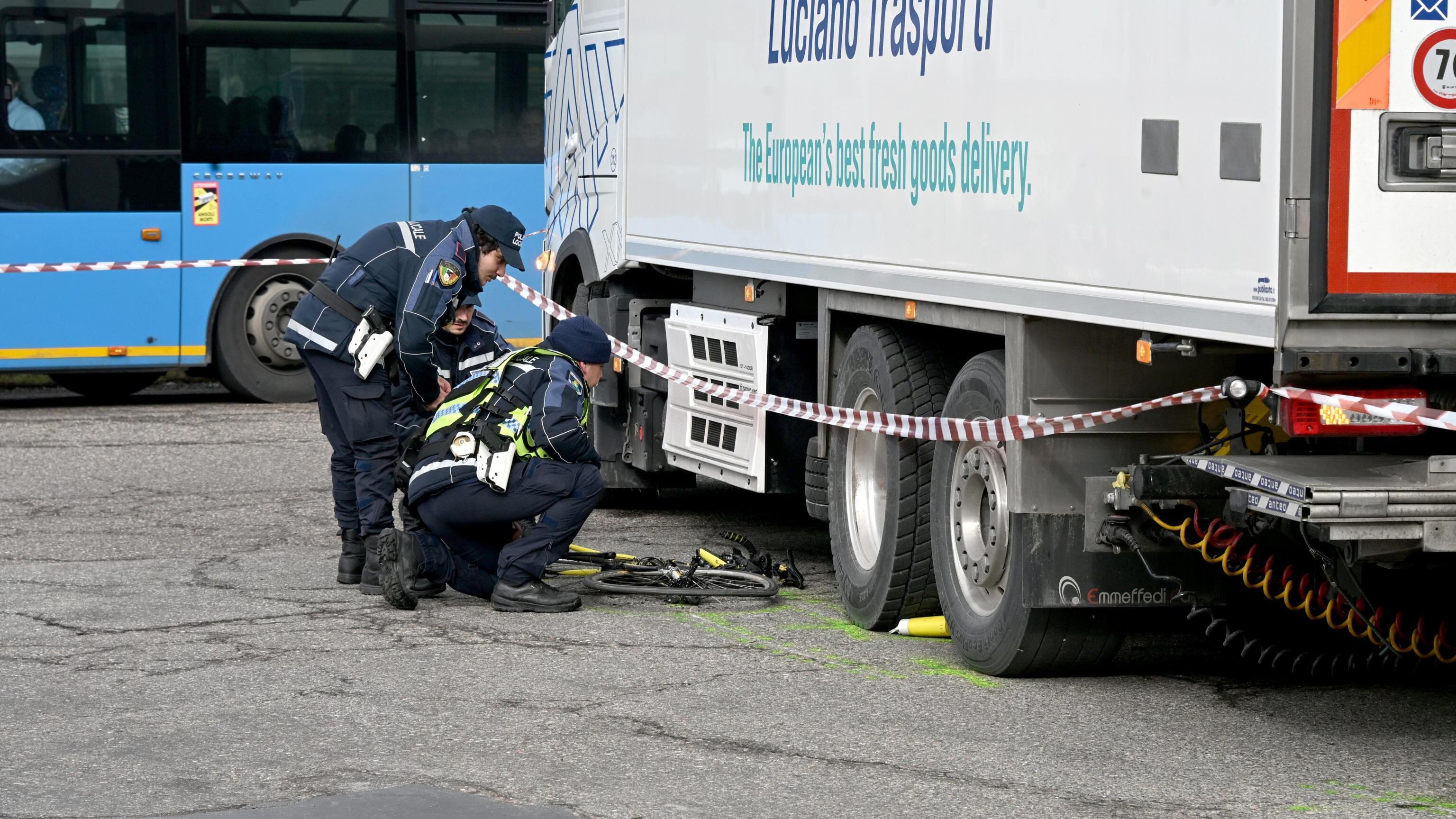 Tragedia a Gaggiano. Ciclista di 65 anni muore schiacciato sotto le ruote del Tir