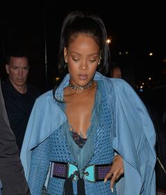 Rihanna, scollatura mozzafiato 4