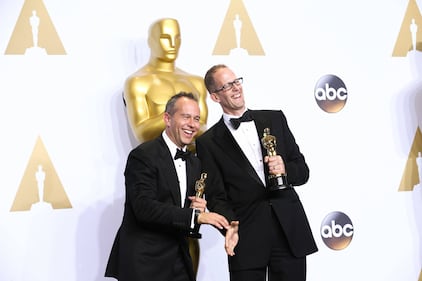 Oscar, i vincitori stringono le statuette 4