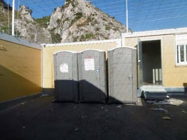 I rapporti e le foto sui container francesi per i migranti 8
