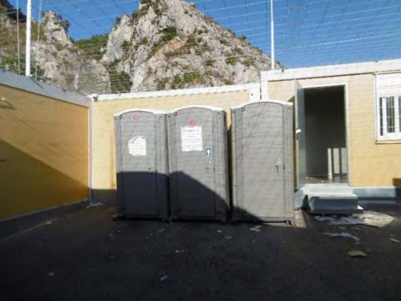 I rapporti e le foto sui container francesi per i migranti 8