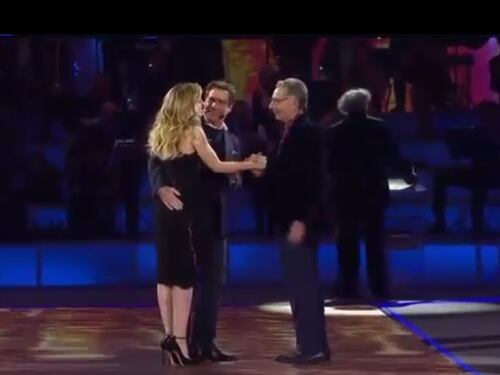 Music, John Travolta sedotto dalla Cuccarini allunga le mani con nonchalance