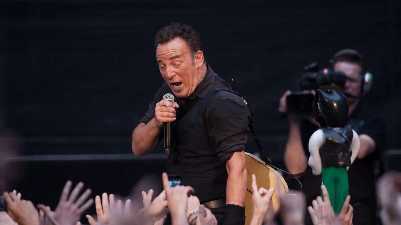 "Ha fatto tardi per il rock&roll". La giustificazione per un bimbo la firma il Boss