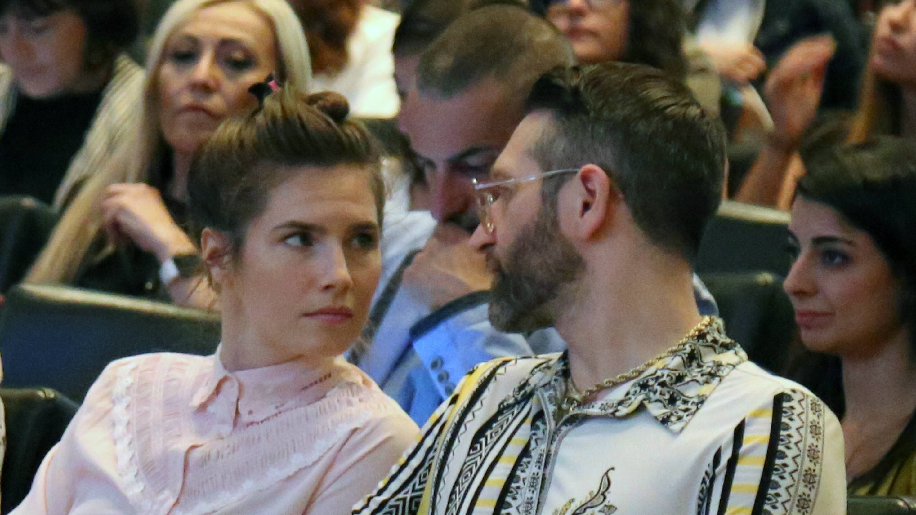 I capricci da superstar di Amanda (che è pure scortata dalla polizia)