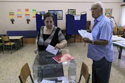 Il popolo greco al voto. Anziani e bambini alle urne per un nuovo governo 3
