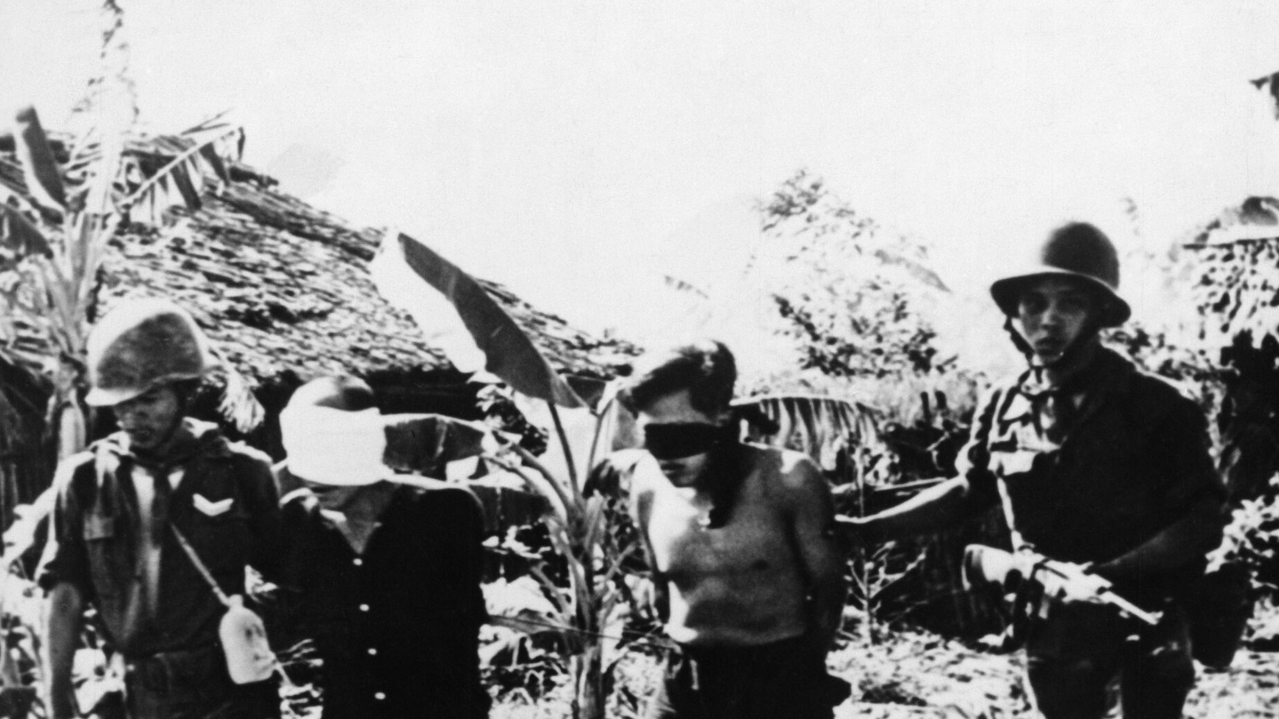 Braccio teso e pistola alla tempia: la foto che cambiò la guerra in Vietnam