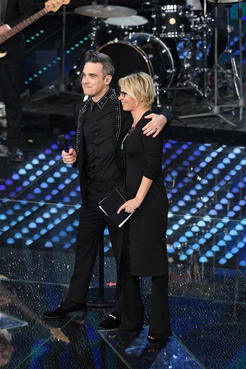 Sanremo 2017, Maria De Filippi e il bacio agli ospiti 32