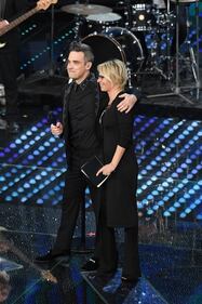 Sanremo 2017, Maria De Filippi e il bacio agli ospiti 32