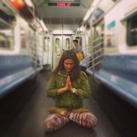 Ora lo yoga si fa in metropolitana 5