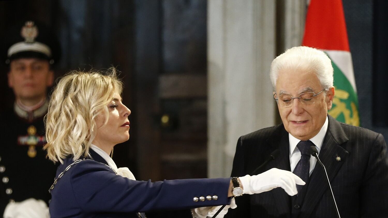"Orecchie tagliate e capelli strappatI": la donna che commuove Mattarella