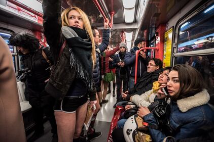 No Pants subway ride, la corsa in metropolitana che sfida il freddo 16