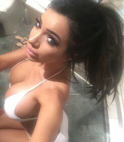 Le forme generose della modella Chloe Mafia 7