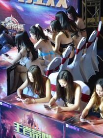 Il contest col cellulare? Solo per ragazze in bikini 4
