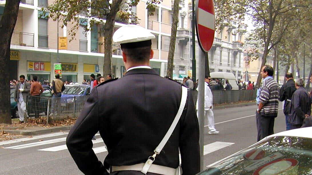 Sta per ricevere una multa e si abbassa i pantaloni davanti alla vigilessa