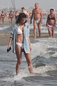 Claudia Galanti, bikini hot in spiaggia 11