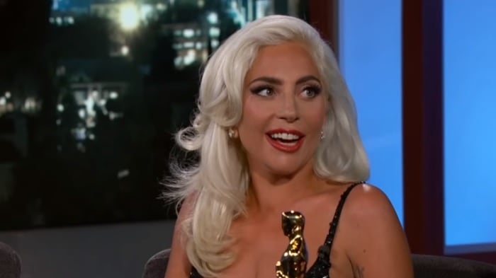 Lady Gaga: "Non mi rado le gambe da giorni..."