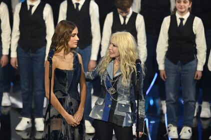 Sanremo 2024: ecco il look della quarta serata del Festival di Clara 4