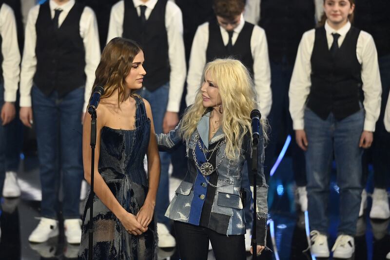 Sanremo 2024: ecco il look della quarta serata del Festival di Clara 4
