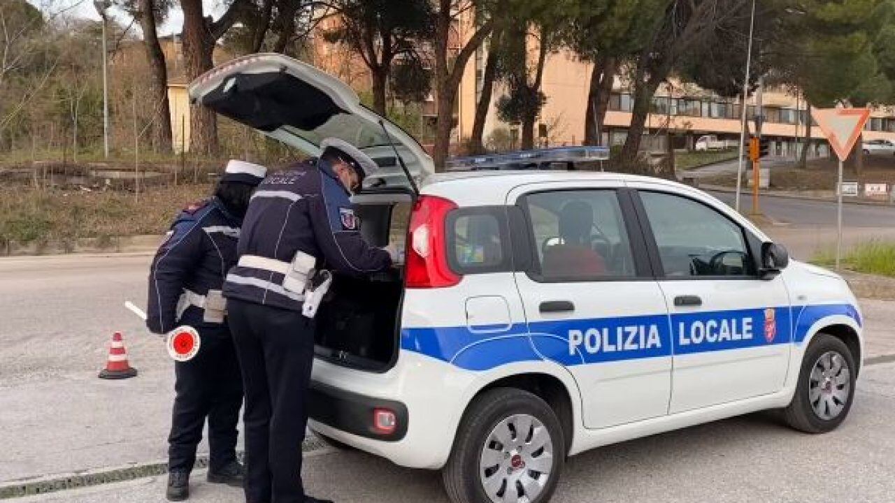 Occupa l'appartamento. Poi lo straniero lo affitta agli spacciatori